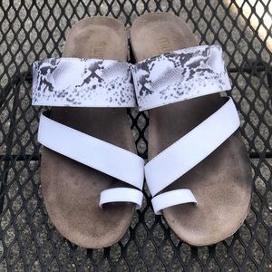 Munro Aries Slide Wedge Sandal Womens 8.5W White with snake pattern. Like new.
